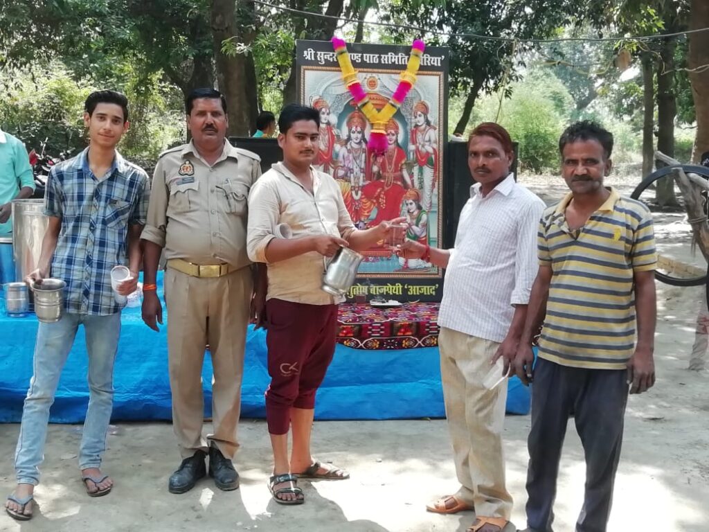 <em>हरदोई ग्राम खिरिया इंडियन बैंक के निकट महावीर की फोटो लगाकर किया विधिपूर्वक पूजन व सभी को पिलाया शरबत</em>