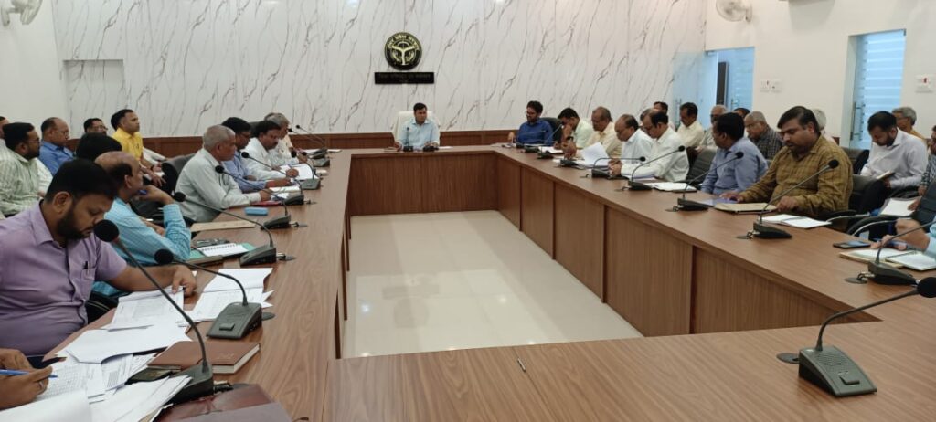 कर करेत्तर राजस्व वसूली एवं राजस्व कार्याे की मासिक समीक्षा बैठक जिलाधिकारी की अध्यक्षता में संपन्न