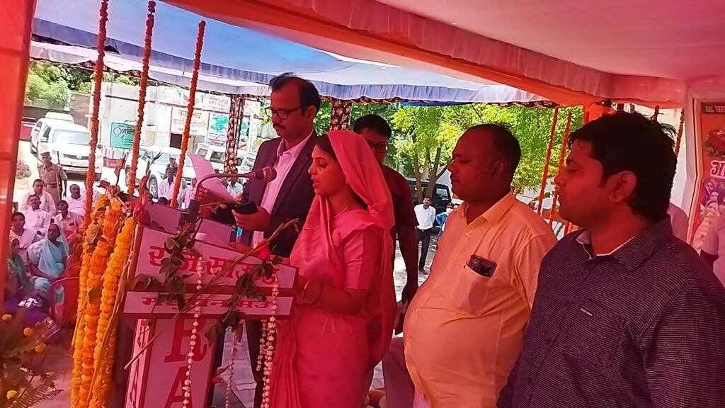 नवनिर्वाचित  नगर पंचायत अध्यक्ष आरती मल्ल को उपजिलाधिकारी  नें दिलाई  शपथ  
