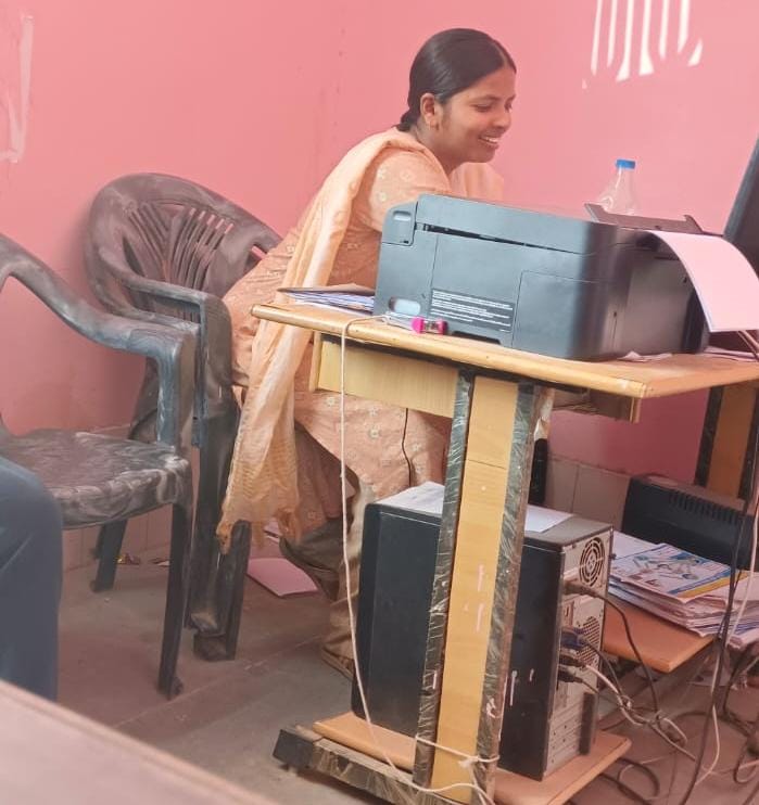 <em>हरदोई ब्लॉक हरियावां में फर्जी तरीके से हर माह उपस्थित प्रमाण पत्र दिखाकर अंजू देवी वेतन लेती आ रहीहैं</em>