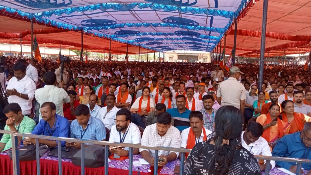 कर्नाटक की धरती पर गरजे योगी, आसमां में गूंजा योगी-योगी