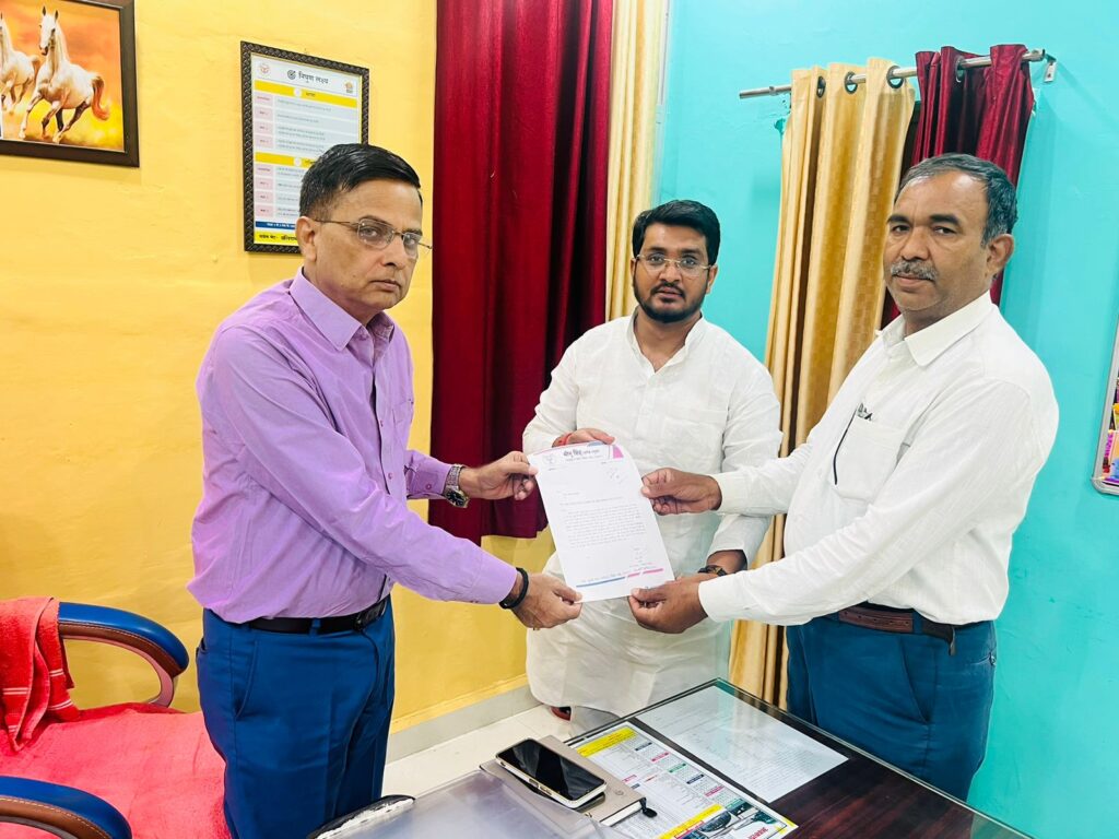कस्तूरबा गांधी बालिका आवासीय विद्यालय की स्थापना हेतु बेसिक शिक्षा अधिकारी को सौंपा ज्ञापन