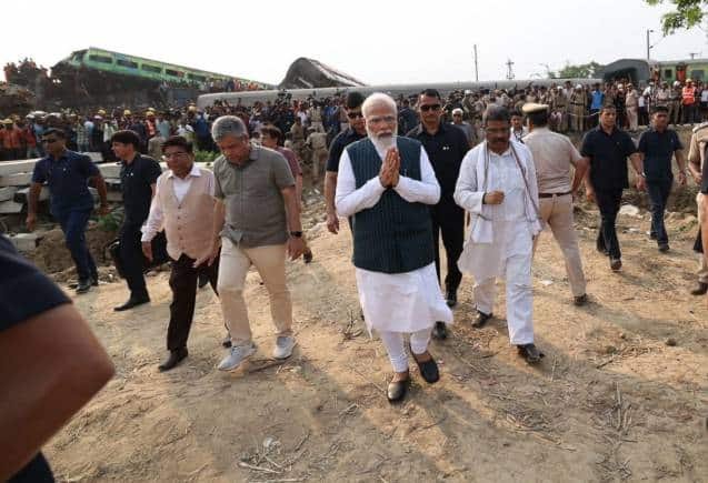 100 से अधिक लोगों की मौत के बाद भी पहचान नहीं हुई, रेल मंत्री का दावा- घटना का कारण पता चल गया