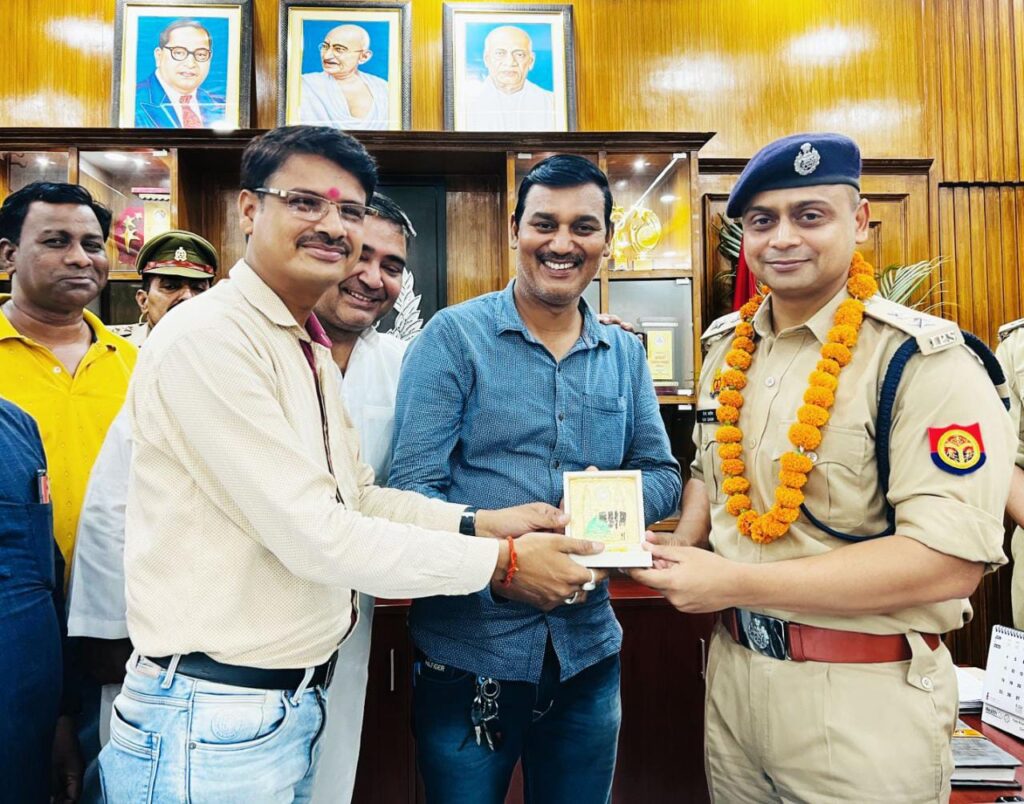 लखनऊ: पुलिस टीम को सम्मानित किया गया, आदर्श व्यापारी एसोसिएशन और ऑल इंडिया गोल्डस्मिथ जेम्स एंड फेडरेशन के पदाधिकारियों द्वारा