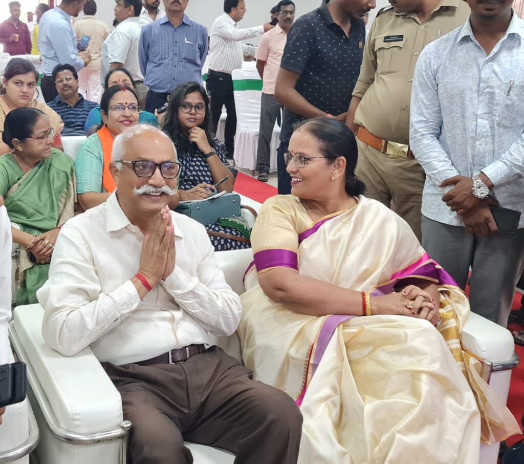 कार्यकर्ताओं के बीच बैठे सीएम योगी, रवि किशन से पूछा, "आपके टिफिन में क्या है?" कार्यकर्ताएं हुईं हैरान