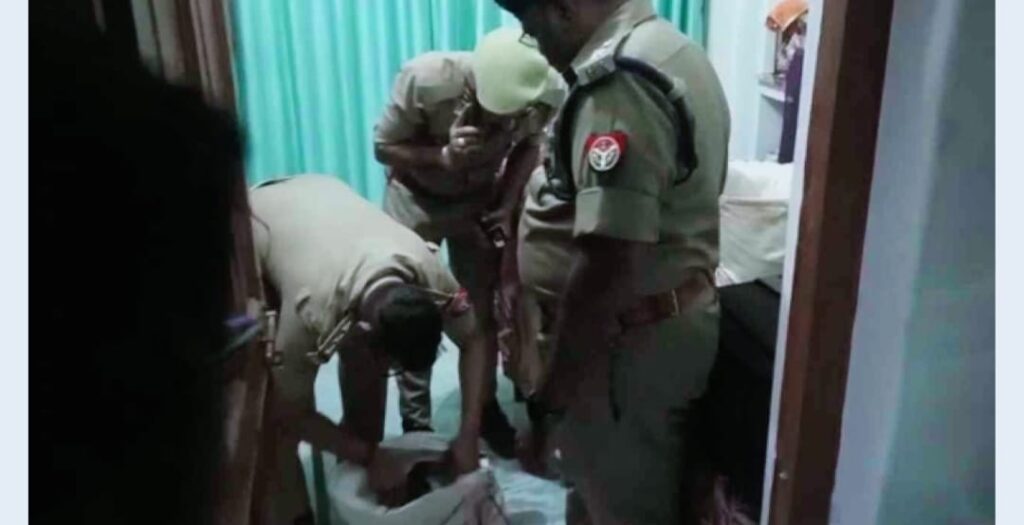 खाकी की शर्मनाक घटना! इंस्पेक्टर और दरोगा ने सराफा व्यापारी से की लूटपाट