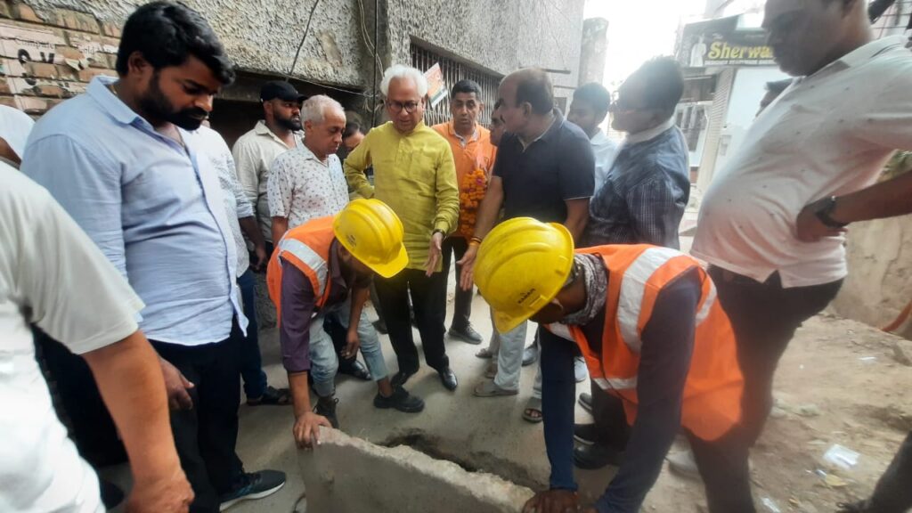 विधायक के सामने ही बह रहा था गंदा पानी, लगाई फटकार