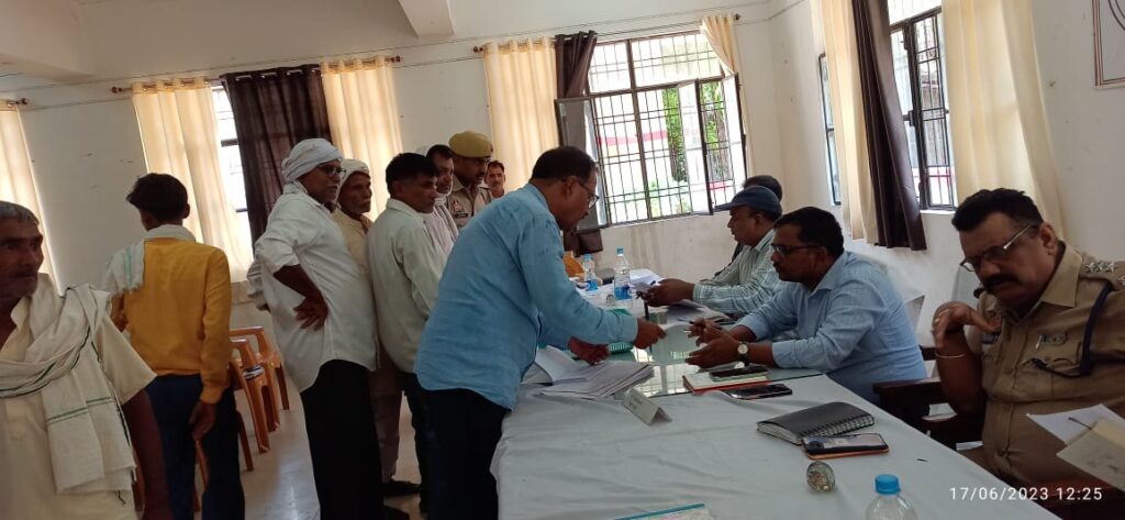 संपूर्ण समाधान दिवस में एसडीएम ने सुनी फरियादियों की फरियाद