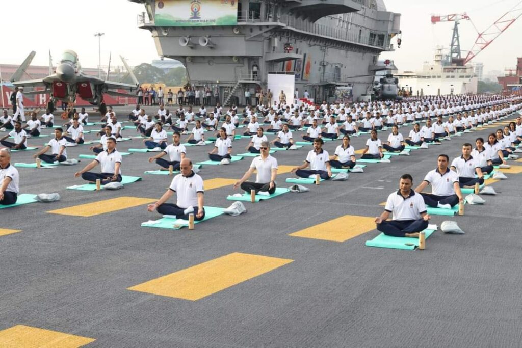 वसुधैव कुटुंबकम की थीम पर मनाया गया योग दिवस, स्वस्थ रहने का दिया संदेश