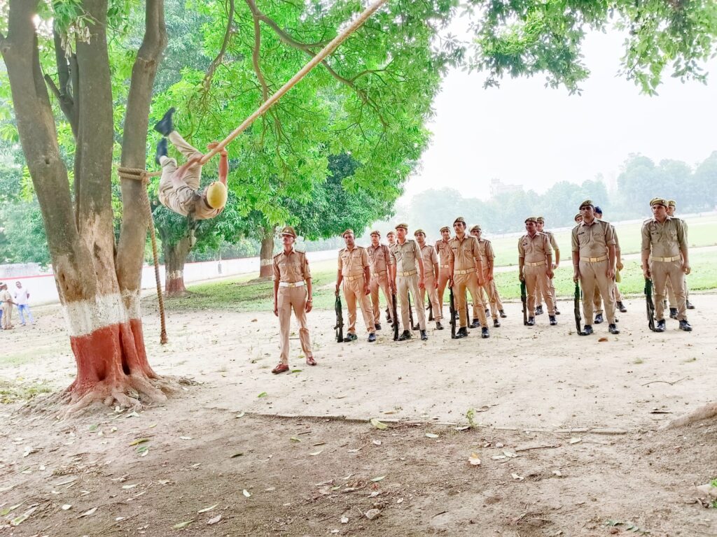 हरदोई रिजर्व पुलिस लाइन परेड ग्राउंड पर की गई शुक्रवार की परेड, यू0पी0 112 के वाहनों का किया गया निरीक्षण-