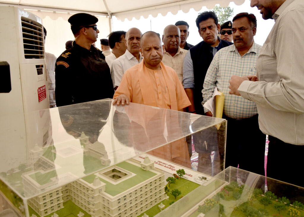 मुख्यमंत्री द्वारा जनपद गोरखपुर में महायोगी गुरु गोरखनाथ आयुष विश्वविद्यालय के निर्माण कार्यों का निरीक्षण और निर्देश