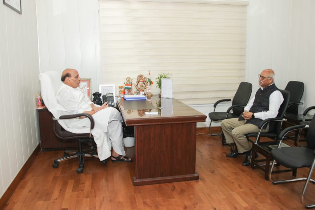 "भारतीय रक्षामंत्री राजनाथ सिंह से जेपी सिंह ने भेंट की, राष्ट्रीय सुरक्षा और सीमाओं की सुरक्षा पर चर्चा की"