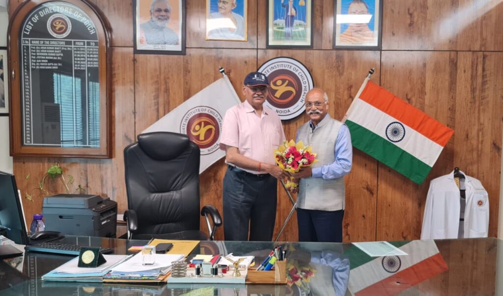 डॉ ए के सिंह निदेशक, स्नातकोत्तर बाल चिकित्सा संस्थान नोएडा की जे पी सिंह अध्यक्ष संस्कृतभारतीन्यास से सद्भावना भेंट