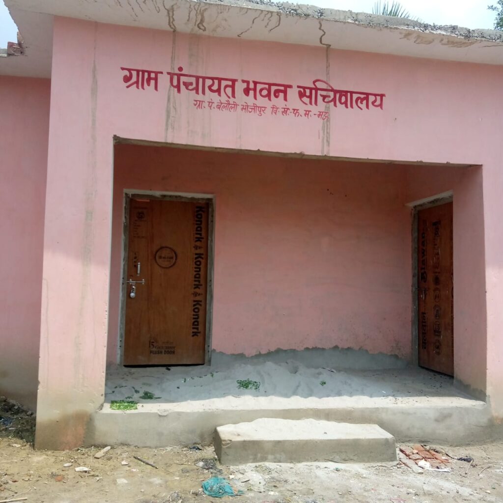 पंचायत भवन में बंद रहता ताला, नहीं होते सचिव के दीदार