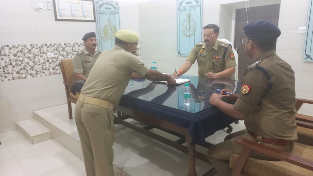 हरदोई शुक्रवार की परेड रिजर्व पुलिस लाइन स्थित क्वार्टर गार्ड पर परेड की सलामी ली गई