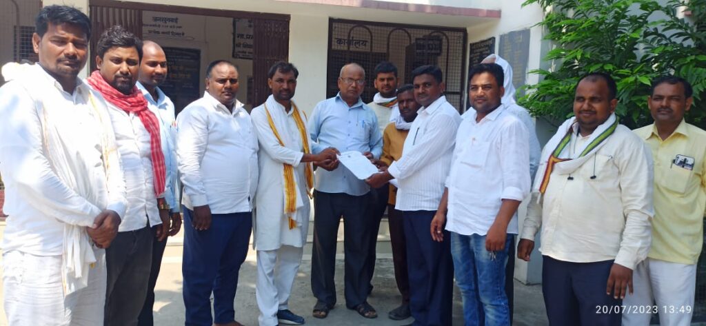 ग्राम प्रधानों ने एडीओ आईएसबी को सौंपा ज्ञापन