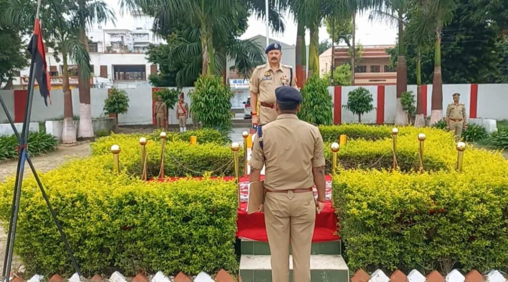 हरदोई रिजर्व पुलिस लाइन परेड ग्राउंड पर की गई शुक्रवार की परेड, यू0पी0 112 के वाहनों का किया गया निरीक्षण
