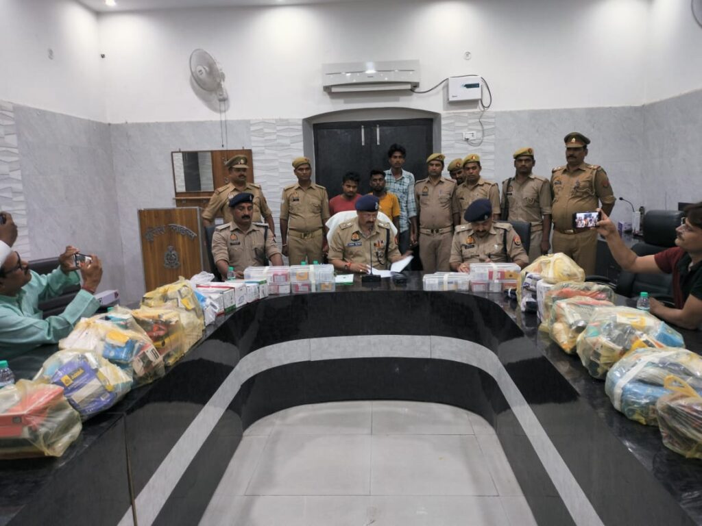 हरदोई थाना बेहटा गोकुल क्षेत्र में हुई चोरी की घटना का सफल अनावरण करते हुए तीन शातिर चोरों के गैंग से चोरी के 21 मोबाइल फोन भारी मात्रा में इलेक्ट्रॉनिक सामान एवं घटना में प्रयुक्त मोटरसाइकिल बरामद कर अवैध सत्र सहित किया गिरफ्तार