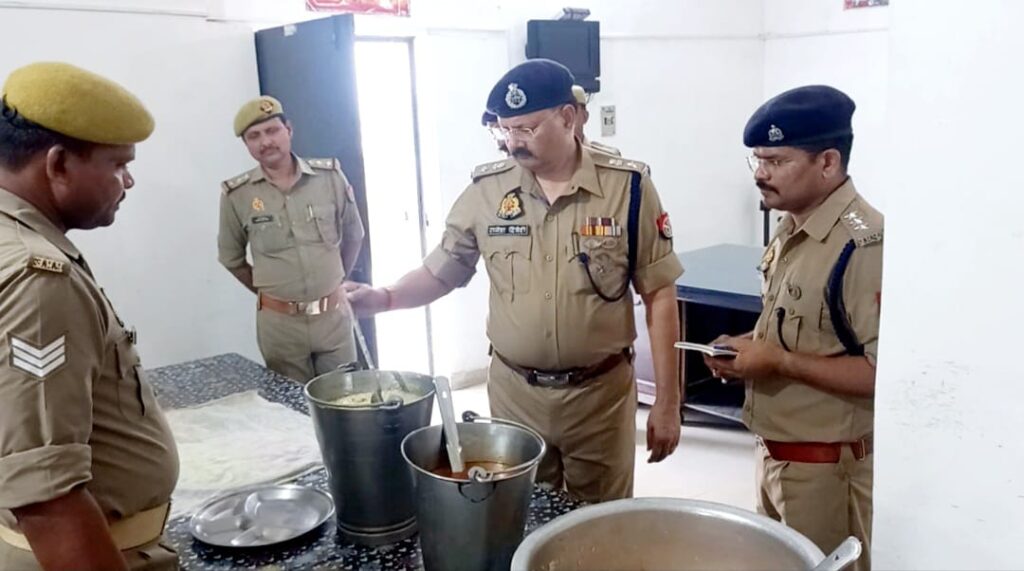 हरदोई रिजर्व पुलिस लाइन परेड ग्राउंड पर की गई शुक्रवार की परेड, यू0पी0 112 के वाहनों का किया गया निरीक्षण
