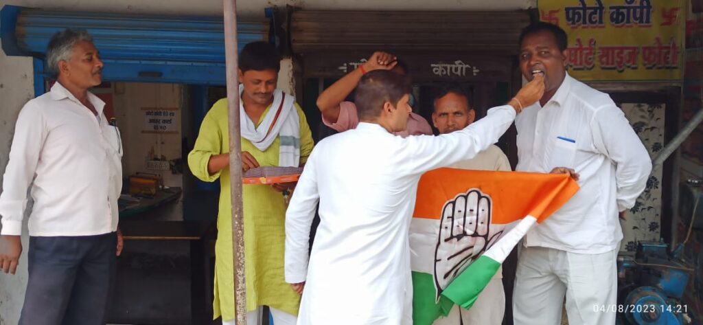 पूर्व अध्यक्ष के रिहा होने पर कांग्रेसियों ने आपस मे मनाई खुशियां