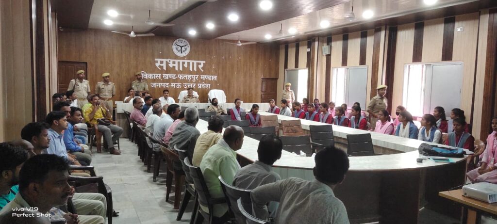 साइबर सेल टीम ने लोगों को किया जागरूक, सतर्कता ही बचाव की दी जानकारी