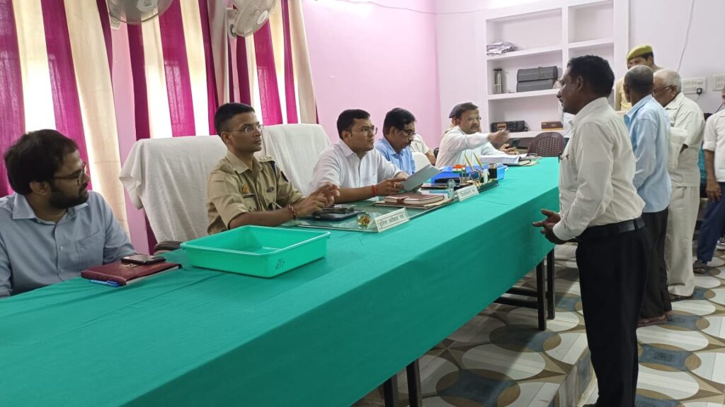 जिलाधिकारी के अध्यक्षता में संपूर्ण समाधान दिवस तहसील सदर में संपन्न