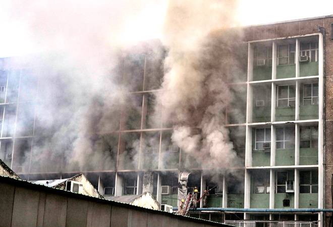 AIIMS के एंडोस्कोपी रूम में लगी भीषण आग, आसमान में दूर तक दिखा धुएं का दिखा अम्बार