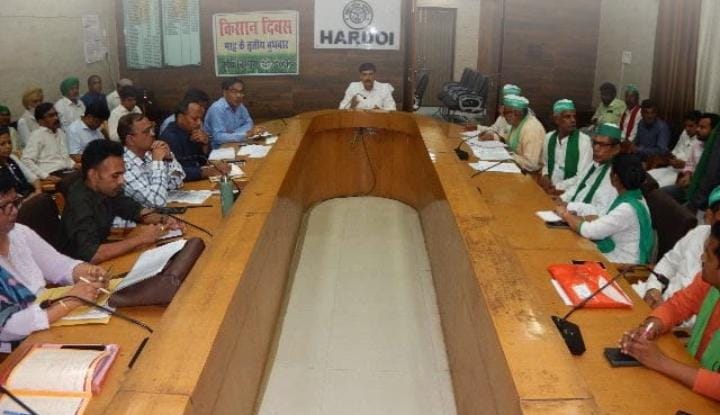 किसान नहरों को न काटे बल्कि कुलाबों से ही सिंचाई करें:जिलाधिकारी