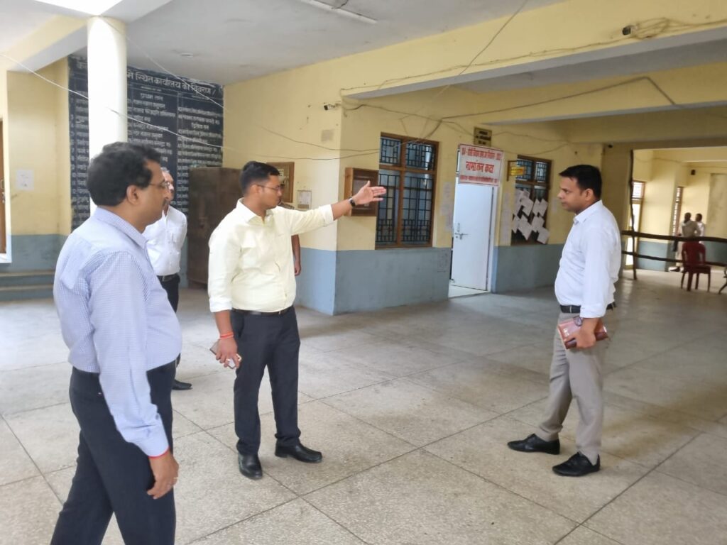 विधानसभा क्षेत्र घोसी में उप निर्वाचन के दृष्टिगत पार्टी रवानगी स्थल का जिलाधिकारी द्वारा किया गया निरीक्षण