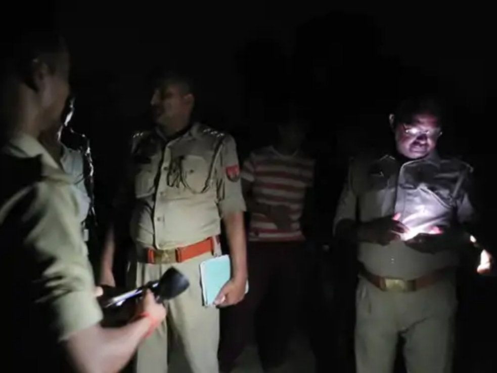 मधुबन थाना क्षेत्र स्थित भैरोपुर बलुआ पर सोमवार की शाम को अज्ञात शव मिलने से  फैली सनसनी