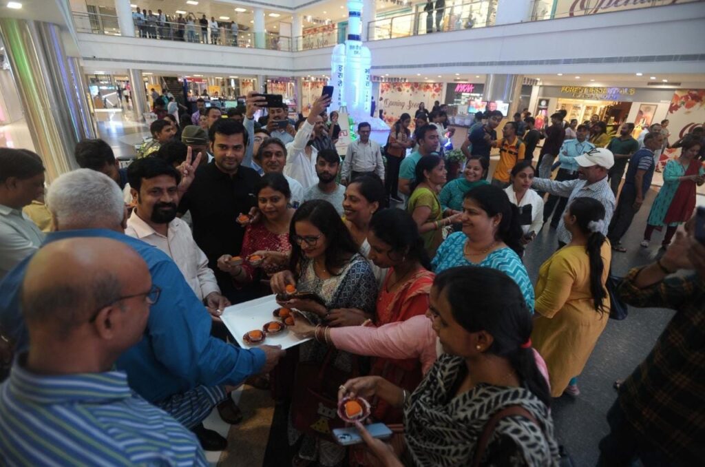 "Massive Celebration at Sahara Ganj Mall as Chandrayaan 3's Lander Successfully Lands on the Moon!