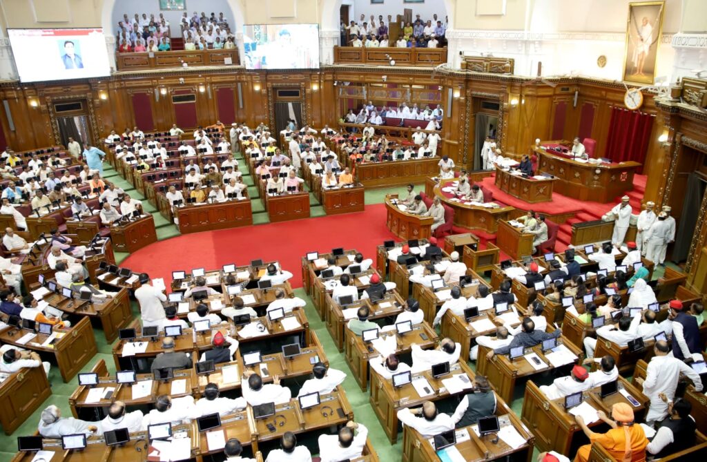 सीएम का एलान किसानों के साथ है खड़ी है सरकार, नहीं होने देंगे किसी का नुकसान