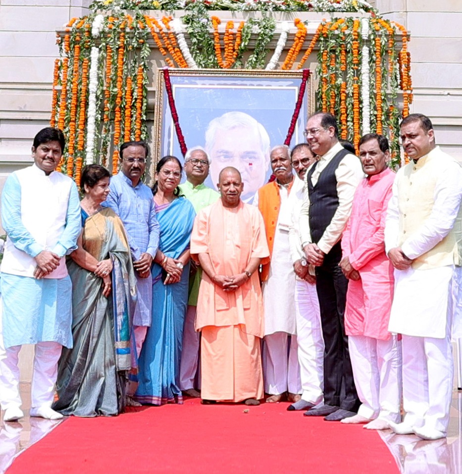 पूर्व प्रधानमंत्री अटल बिहारी वाजपेयी की पुण्यतिथि पर सीएम योगी ने दी श्रद्धांजलि 