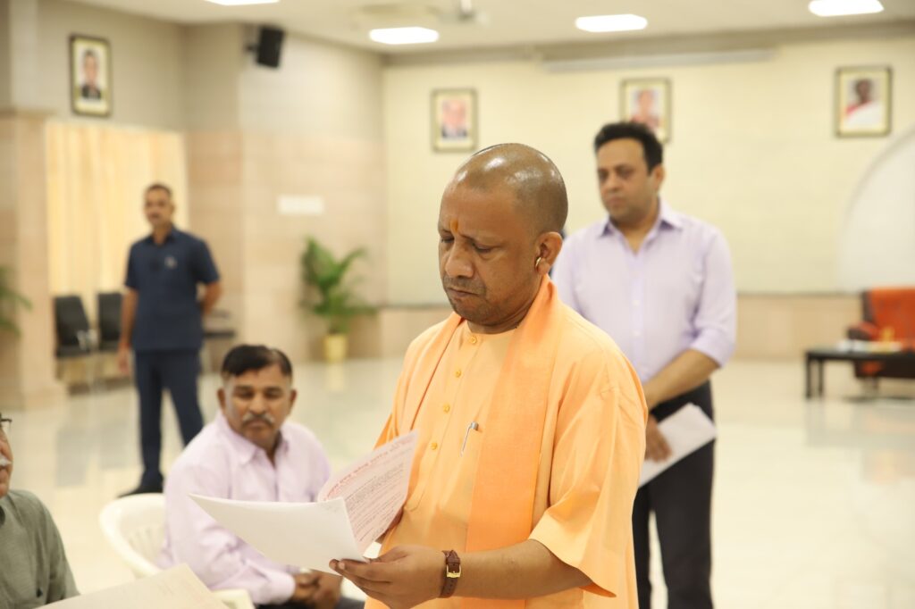 अधिकारियों पर गरजे योगी, संवेदनहीनता बर्दाश्त नहीं होगी