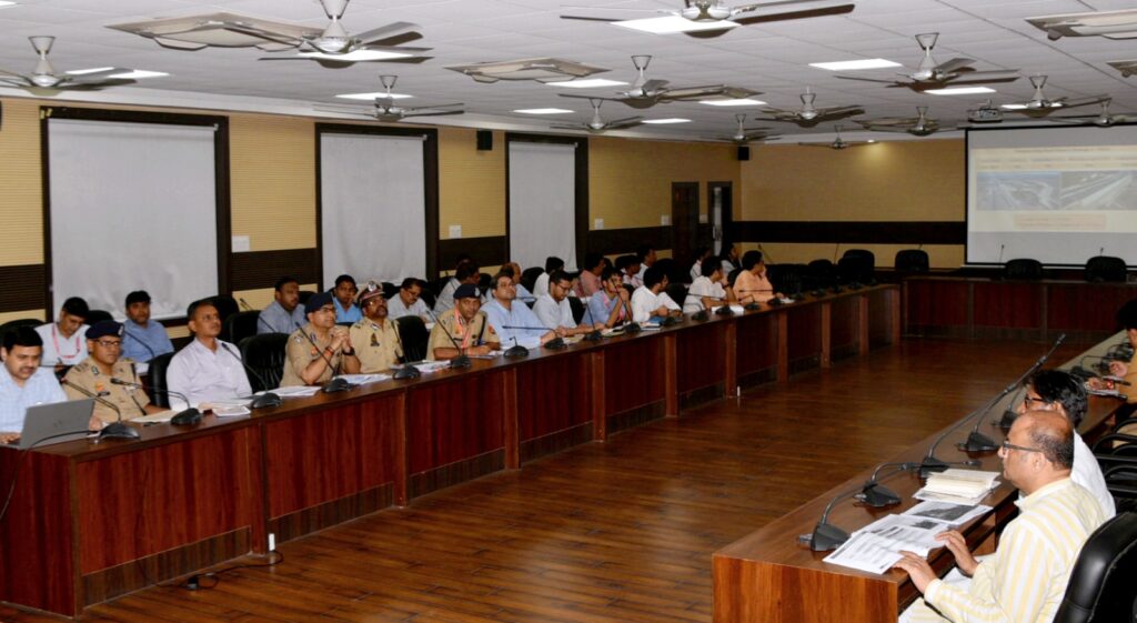 विकास एवं निर्माण कार्यों को गुणवत्ता के साथ समय सीमा में पूरा करें : सीएम योगी