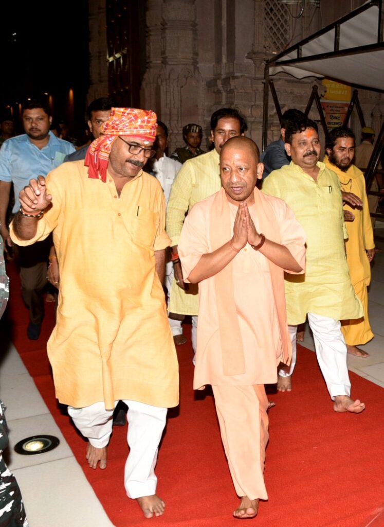 श्रावण मास में सीएम योगी ने तीसरी बार किये बाबा विश्वनाथ व काशी कोतवाल के दर्शन 