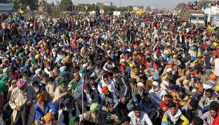 किसानों ने की मांग: 25 वर्ष पुरानी सड़क का हो नया  निर्माण