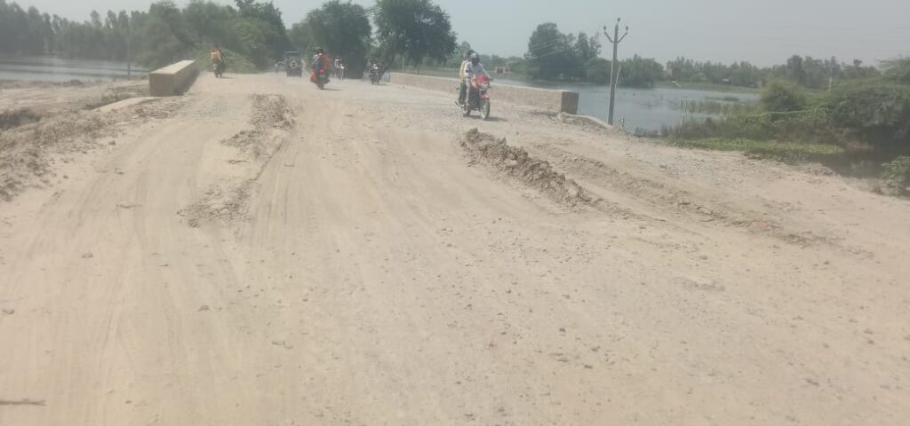 हरदोई पिहानी मार्ग पर बनी पुलिया निर्माण का कार्य अधूरा पड़ा होने के कारण आमजन मानस को बड़ी भारी दिक्कत का करना कर पड़ रहा सामना