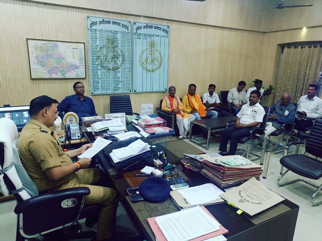 हरदोई पुलिस अधीक्षक कार्यालय पहुंचे फरियादियों की सुनी शिकायत संबंधित अधिकारी को तत्काल दिए निवेश