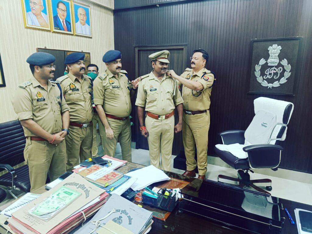 पुलिस अधीक्षक हरदोई द्वारा 01 उपनिरीक्षक को निरीक्षक के पद पर पदोन्नति होने पर स्टार लगाकर दी शुभकामनाएं