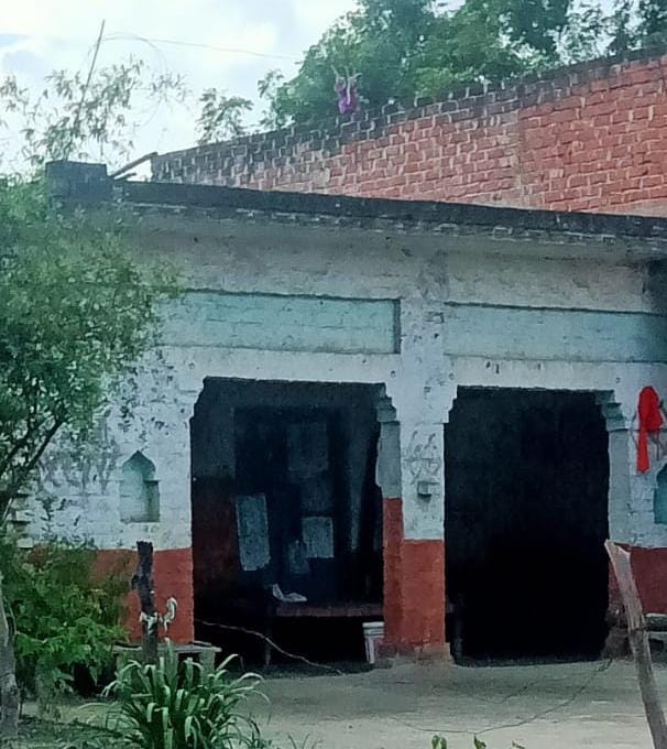 हरदोई प्रशासन की आंखों में धूल झोंक कर  दिए जा रहे आवास, पक्के मकान वालों को