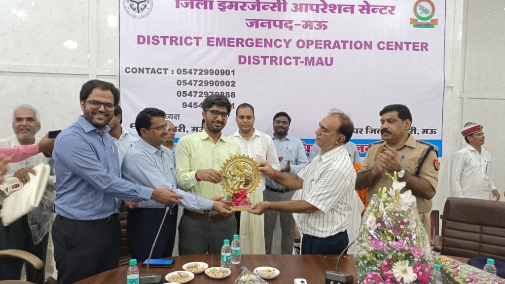 अपर जिलाधिकारी के सेवानिवृत्ति के अवसर पर विदाई समारोह का हुआ आयोजन