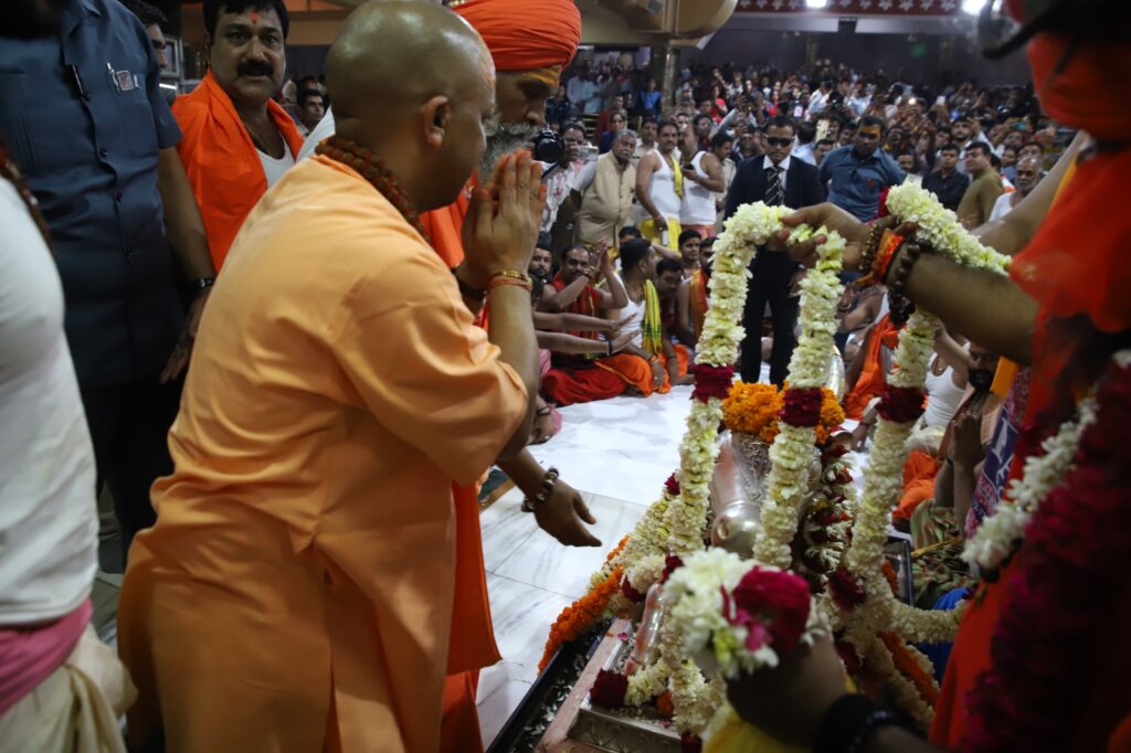 सीएम योगी ने विधि विधान से की बाबा महाकाल की पूजा