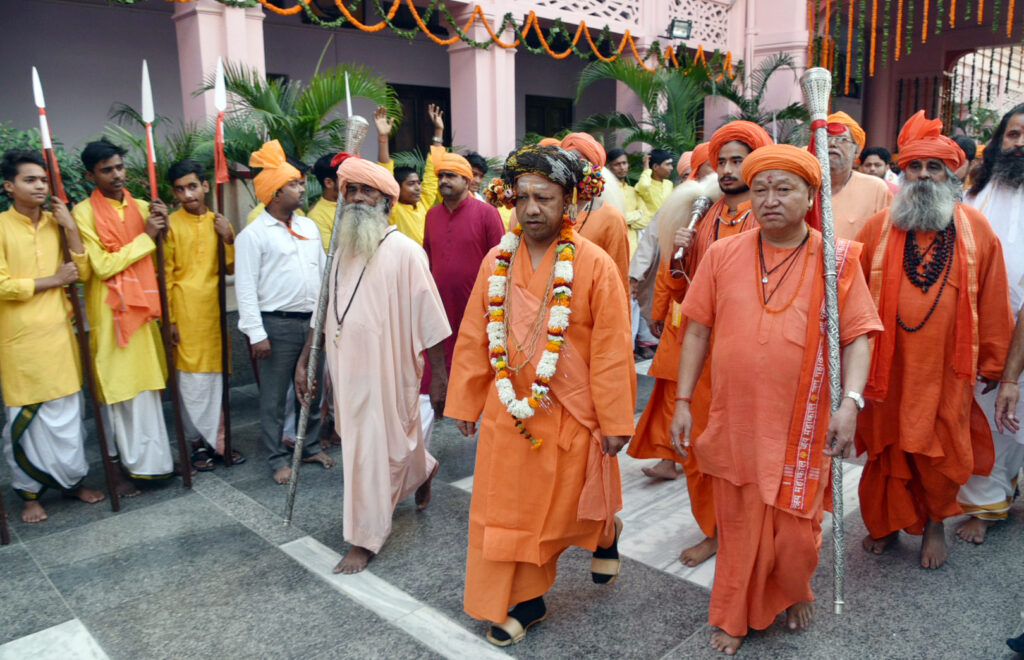 गोरखपुर में विजयादशमी के मौके पर निकली भव्य शोभायात्रा, 'रथ' पर सवार दिखे मुख्यमंत्री योगी आदित्यनाथ