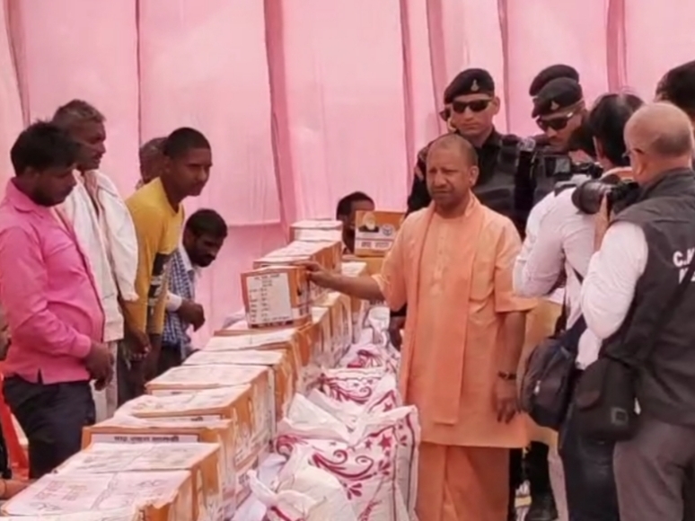 बाढ़ प्रभावित जिलों में नहीं सोया कोई भूखा, बांटे गये साढ़े चार लाख लंच पैकेट