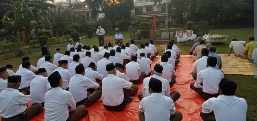 यूपी की राजधानी लखनऊ में राष्ट्रीय स्वयंसेवक संघ (RSS)ने स्थापना दिवस के दिन ही मनाया विजय दशमी महा पर्व