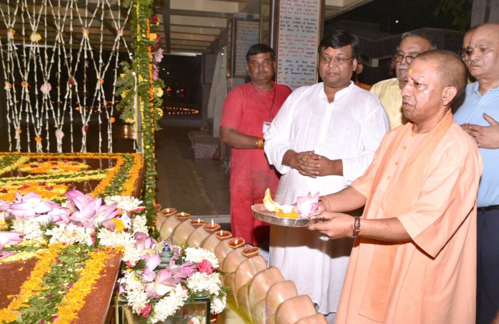 मथुरा पहुंचे सीएम योगी, श्रीकृष्ण जन्मस्थान पर किया दर्शन-पूजन