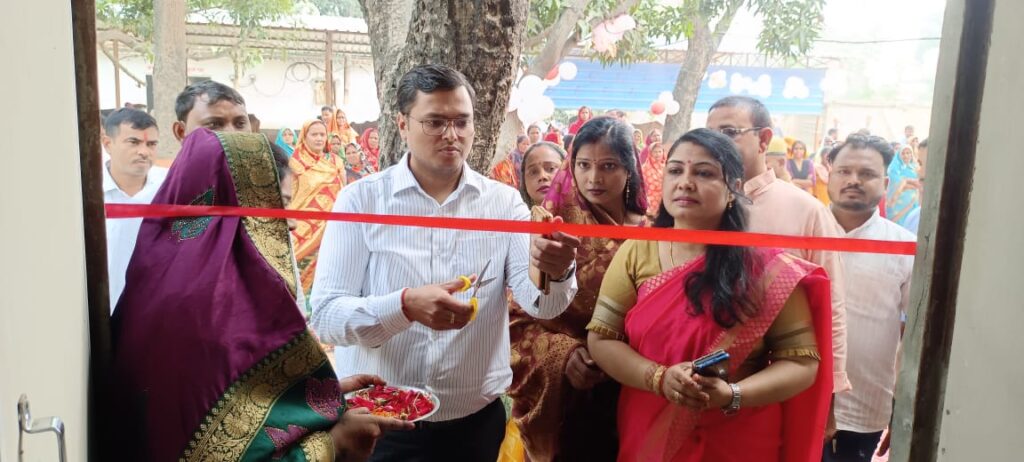 जिलाधिकारी ने गोबर से पेंट बनाने वाली परियोजना का किया शुभारंभ