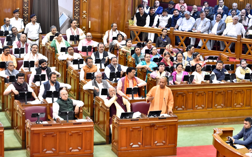 विधानसभा में गरजे योगी :यूपी के नौजवानों को नौकरी ढूंढने के लिए कहीं जाना नहीं होगा, बल्कि दुनिया यूपी नौकरी ढूंढने आएगी