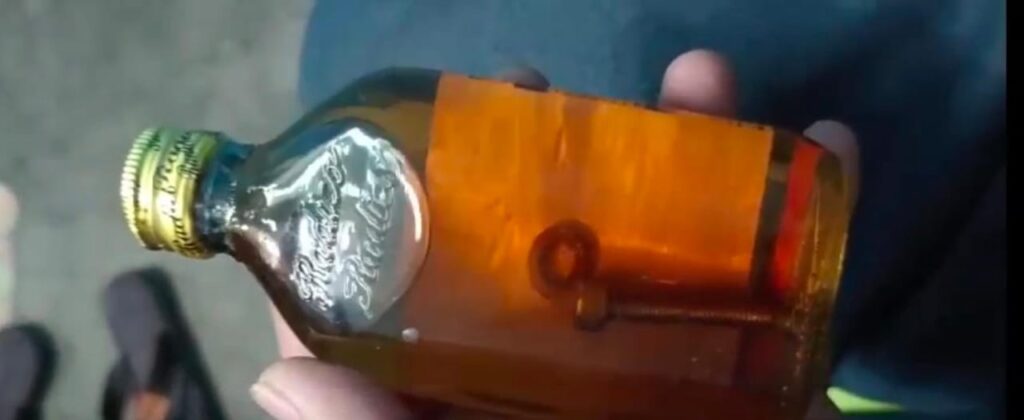 सावधन:दारूबाजों के लिए चेतावनी बोतल खोलने से पहले अच्छी तरह देख ले